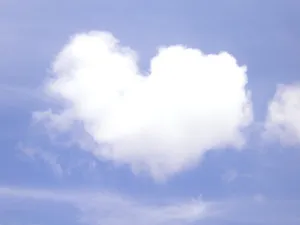 天空心形白云图片