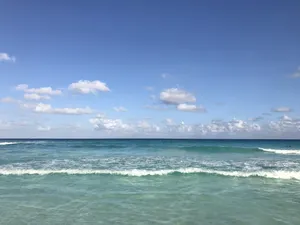 蓝天下大海图片_1