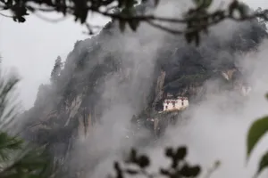 山间云雾风景图片_1