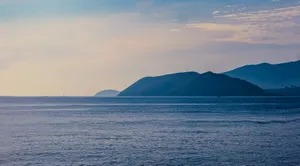 海中孤岛远景图片