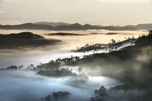 清晨梦幻云雾风景图片_1