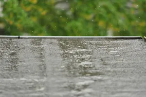 在屋顶上跳跃的雨滴_1