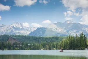 高山湖泊风光图片