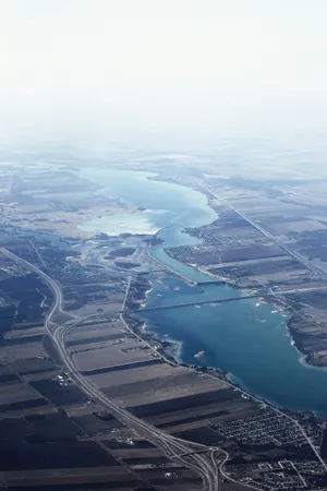 河岸风景航拍图_1