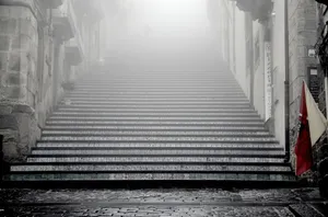 烟雾缭绕的楼梯图片第1张