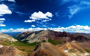 山峰连绵高山图片