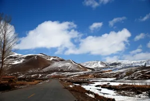 雪山公路风景图片