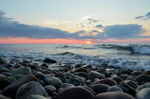 黄昏海岸礁石图片