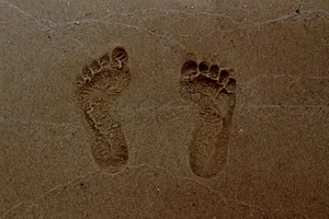 海边沙子脚印图片_1