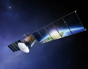 反射出地球风光的卫星图片_1