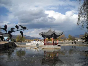 湖泊石桥凉亭风光图片_1