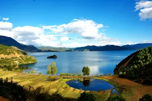 蓝天白云湖光山色图片
