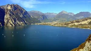 加尔达高山湖泊图片