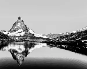 高山湖泊景观黑白图片_1