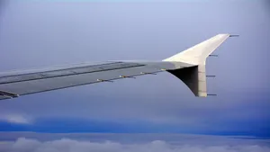 高空中的飞机机翼图片_6