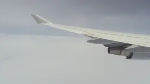 高空中的飞机机翼图片_7