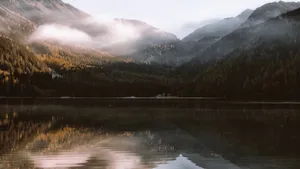 美丽的山峰倒影图片_4