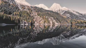 美丽的山峰倒影图片_5