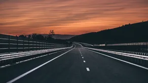蜿蜒的公路风景图片_5