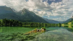 绿色高山湖泊风景图片