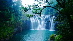 绿色风景瀑布图片