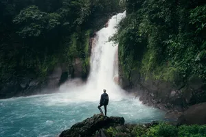 高山瀑布流水风景图片第1张