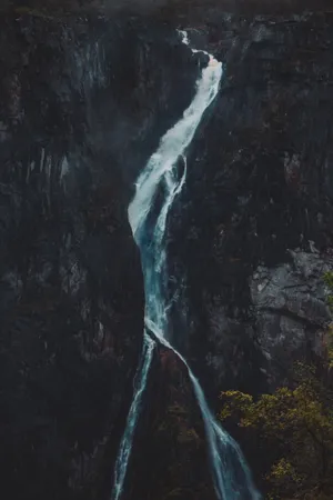 高山流水瀑布风景图片第1张
