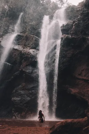 高清高山流水瀑布图片第1张