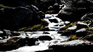 岩石水流景观图片