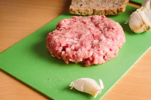 案板上的猪肉和一些香料图片第张