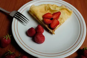 草莓放在煎饼上图片第张