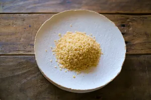 糙米在桌子上图片第张