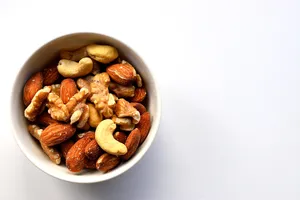 剥好核桃仁放在碗里图片第张