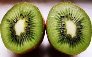 切开露出果肉的猕猴桃图片第张