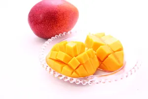 苹果在一旁切好的芒果放在盘中图片第张