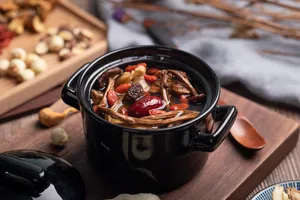 美味营养的砂锅熬制的滋补养生汤图片第张