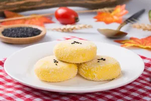 冰冻等待炸制和已经炸好的金黄酥脆的南瓜饼图片第张