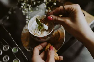 打字机旁的咖啡图片第张