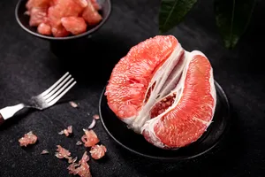 剥开的新鲜红心蜜柚图片第张