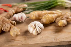 砧板上的姜蒜调料图片第张