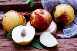 桌面上新鲜好吃的冬枣图片第张