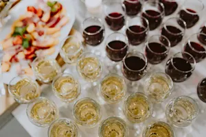 聚会上的葡萄酒图片第张