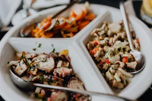 餐桌上的牛排和鱿鱼图片第张