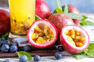 放在桌上的水果图片第张