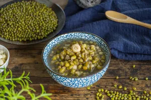 夏日清凉解暑的绿豆莲子汤图片第张