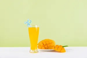 切块的芒果和鲜榨芒果汁图片第张