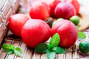 放到桌上的新鲜水果图片第张