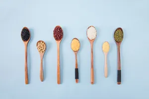 木勺子上的五谷杂粮图片第张