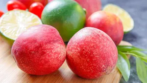 放在桌上的新鲜水果图片第张