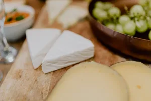 芝士蛋糕和白葡萄酒的图片第张